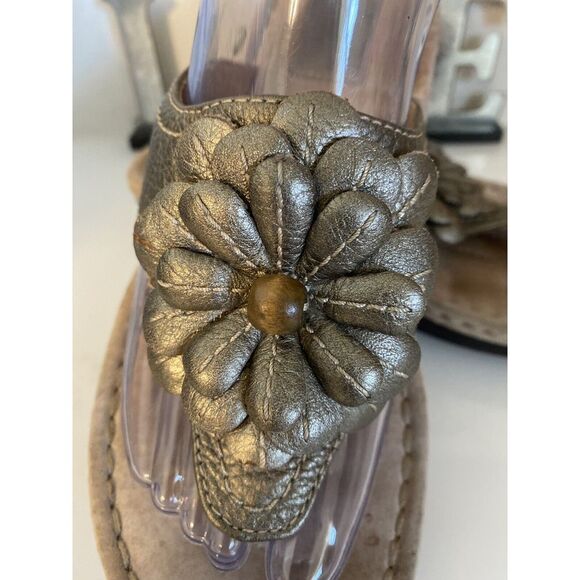 Clarks Artisan Larina Floral Thong Wedge Sandals Gold Women's Size 7M New No Box - Picture 2 of 16